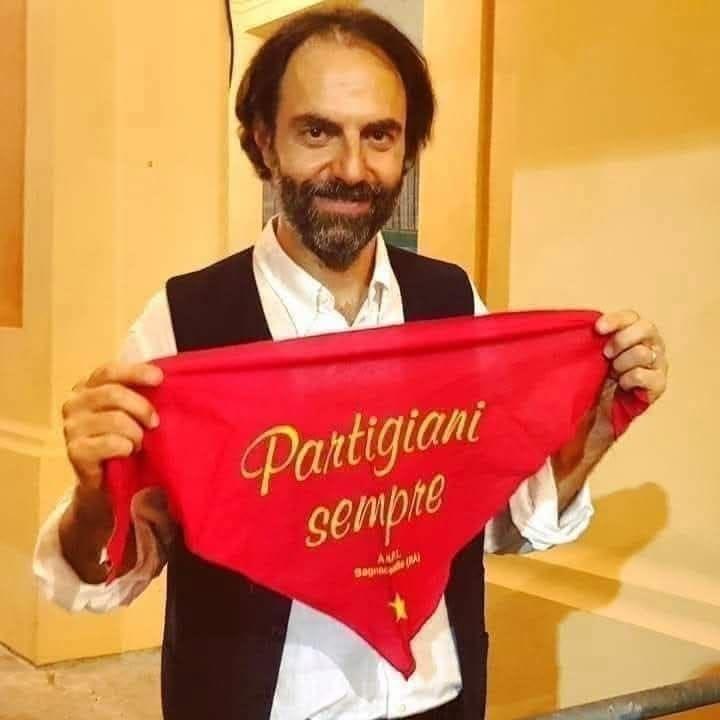 Personne tenant un foulard rouge portant l’inscription Partigiani sempre